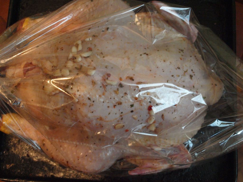 Вариант 1: Курица в пакете для запекания в духовке - классический рецепт