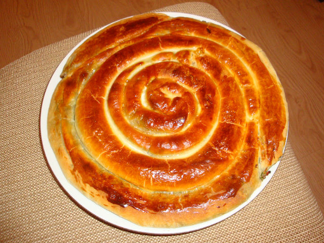 Пирог-улитка из слоеного теста