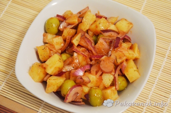 Салат с томатом, картофелем и оливками